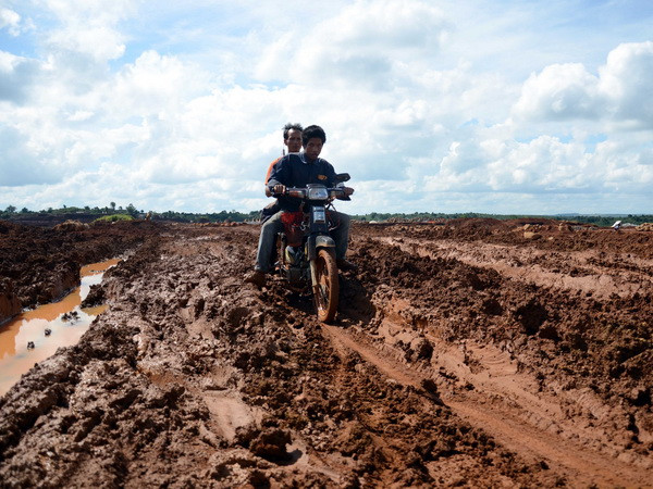 Vụ dân mất đường đi vì cụm công nghiệp: Sẽ sửa tạm đường cho dân ảnh 1