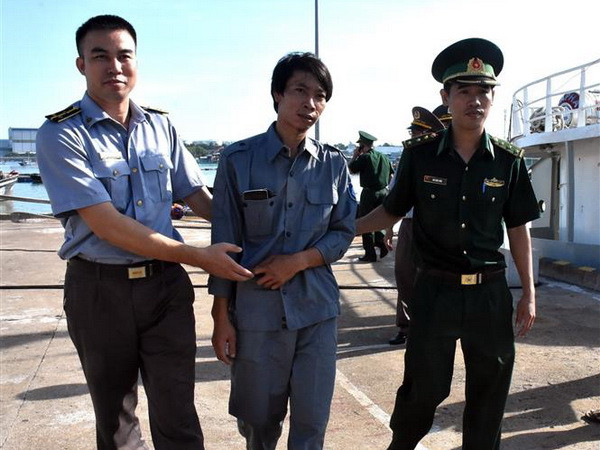 Lực lượng chức năng đưa thuyền viên Nguyễn Văn Dũng lên xe cứu thương đến bệnh viện Bà Rịa tiếp tục điều trị. (Ảnh: Huỳnh Ngọc Sơn/TTXVN) Kịp thời đưa ngư dân bị nạn trên biển về đất liền an toàn ảnh 1