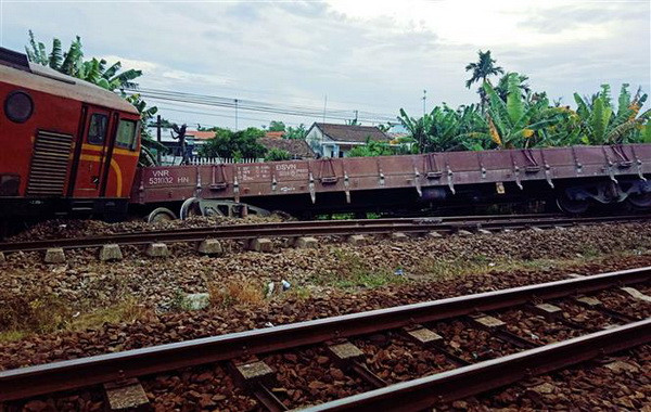 Thông tuyến đường sắt Bắc-Nam sau sự cố tàu hàng trật bánh tại Nghệ An ảnh 1