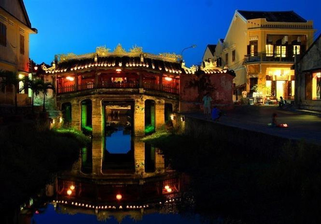 Chùa Cầu (còn gọi chùa Nhật Bản), công trình kiến trúc do các thương gia Nhật Bản đến buôn bán tại Hội An xây dựng vào khoảng giữa thế kỷ 16. Đây là một trong những điểm đến hấp dẫn du khách cả ban ngày lẫn ban đêm. (Ảnh: TTXVN) Di sản Hội An - Bảo tàng về lịch sử, kiến trúc và cư dân đô thị ảnh 2
