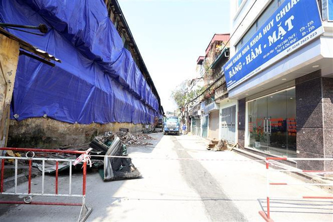 Công ty Rạng Đông thực hiện các biện pháp cô lập, che chắn bằng mái tôn, phủ bạt tại khu vực bị cháy. (Ảnh: Huy Hùng/TTXVN) Vụ cháy Rạng Đông: Yêu cầu xây ngay bờ be xung quanh khu vực cháy ảnh 2