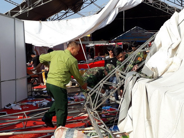 Quảng Ninh: Lốc xoáy bất ngờ khiến 60 gian hàng hội chợ sập đổ ảnh 2