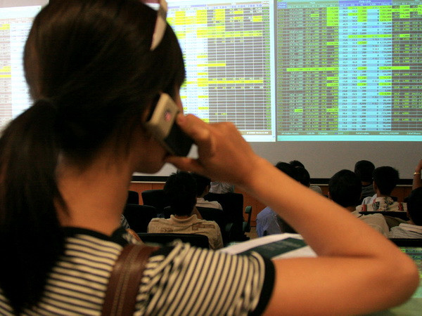 Khởi tố đối tượng thao túng giá trên thị trường chứng khoán ảnh 1