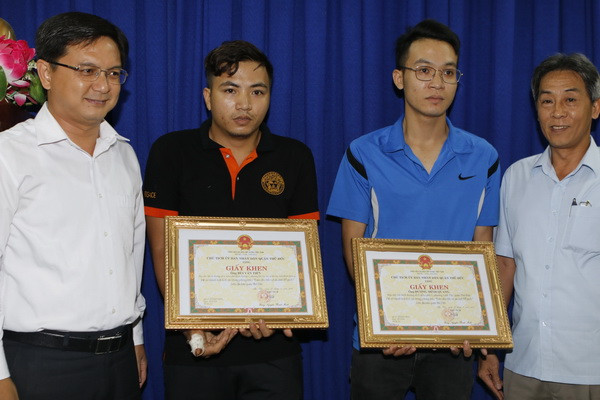 Thưởng nóng 3 nhân viên ngân hàng truy bắt cướp có hung khí ảnh 1