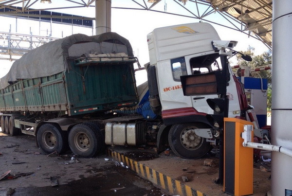 Liên tiếp các vụ xe tải gây tai nạn tại Trạm thu phí Liên Đầm ảnh 1