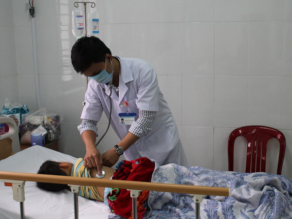 Chăm sóc bệnh nhân tại Bệnh viện đa khoa tỉnh Đắk Nông. (Ảnh: Ngọc Minh/TTXVN) Đắk Nông hỗ trợ hàng tỷ đồng thu hút các y, bác sỹ về địa phương ảnh 1