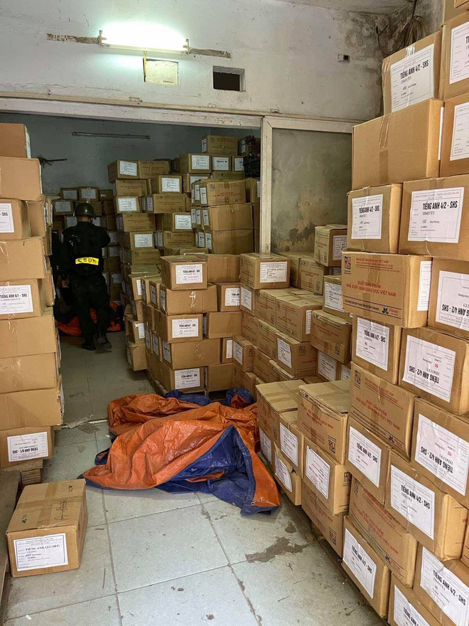 Phá đường dây in gần 3 triệu cuốn SGK giả, 15 kho ở khắp Hà Nội ảnh 2