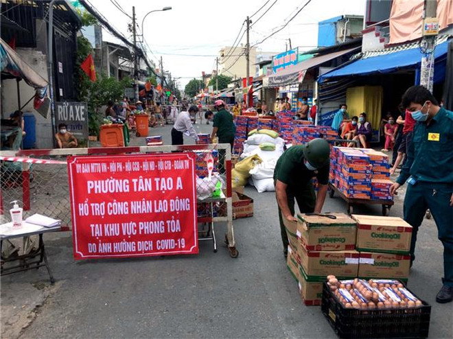 Quận Bình Tân tăng cường các hoạt động hỗ trợ người lao động trong khu vực bị phong tỏa. (Ảnh: TTXVN phát) TP.HCM: Quận Bình Tân xử lý các điểm nóng nhiều ca mắc COVID-19 ảnh 2
