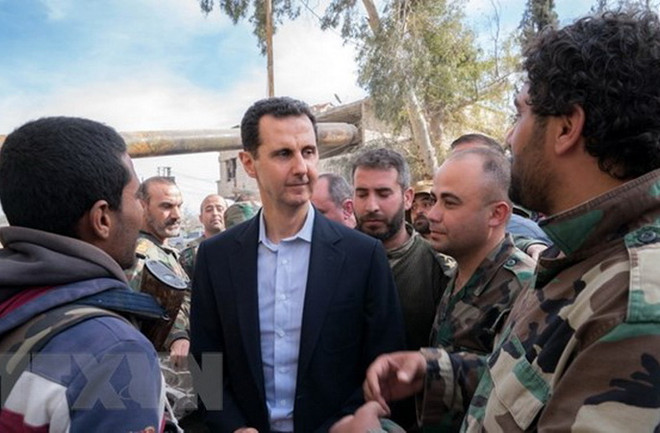 Tổng thống Syria Bashar al-Assad (giữa) thị sát mặt trận ở Đông Ghouta ngày 18/3. (Nguồn: THX/TTXVN) Tổng thống Syria Assad công bố kế hoạch giải phóng hoàn toàn đất nước ảnh 1