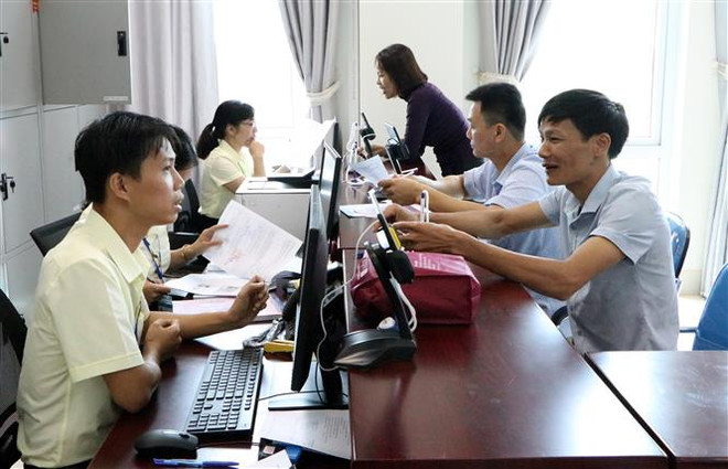 Cán bộ tiếp nhận hồ sơ, giải quyết thủ tục hành chính. (Ảnh: Việt Hoàng/TTXVN) Chỉ còn 3 trường hợp viên chức có biên chế suốt đời kể từ tháng 7/2020 ảnh 1