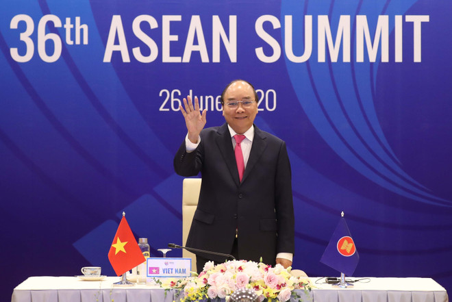 Trong ảnh: Thủ tướng Nguyễn Xuân Phúc, Chủ tịch ASEAN 2020 tại Lễ khai mạc Hội nghị Cấp cao ASEAN lần thứ 36. Ảnh: Thống Nhất-TTXVN ASEAN 2020: Vượt lên các thách thức và duy trì tăng trưởng ảnh 1