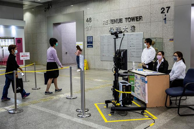 Hong Kong: Một bác sĩ mắc COVID-19, tăng các ca bệnh từ nước ngoài về ảnh 1