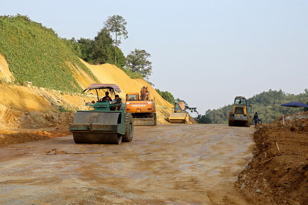 50 xe quá tải cố tình đi vào công trình cao tốc Nội Bài-Lào Cai ảnh 1