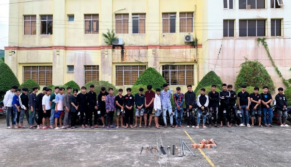 Các đối tượng tại cơ quan Công an. (Nguồn: Công an Bạc Liêu) Bạc Liêu: 30 thanh niên mang hung khí chuẩn bị đánh nhau ảnh 1