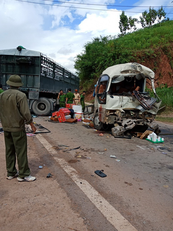 Sơn La: Xe khách va chạm với xe đầu kéo, Quốc lộ 6 ách tắc kéo dài ảnh 2