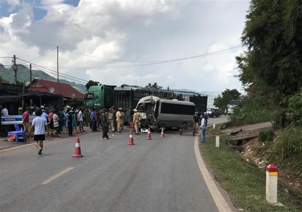 Sơn La: Xe khách va chạm với xe đầu kéo, Quốc lộ 6 ách tắc kéo dài ảnh 1