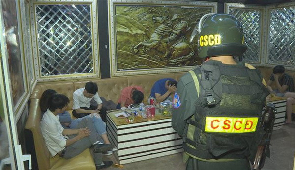 Bất ngờ kiểm tra quán karaoke, hàng chục khách dương tính với ma túy ảnh 1