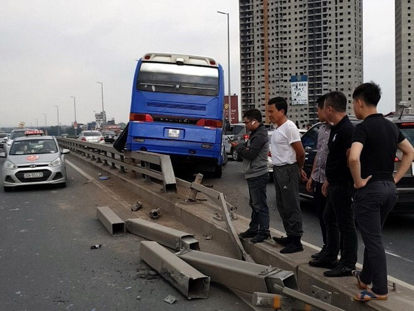 Hà Nội: Xe khách mất lái đâm vào dải phân cách trên cầu Nhật Tân ảnh 1