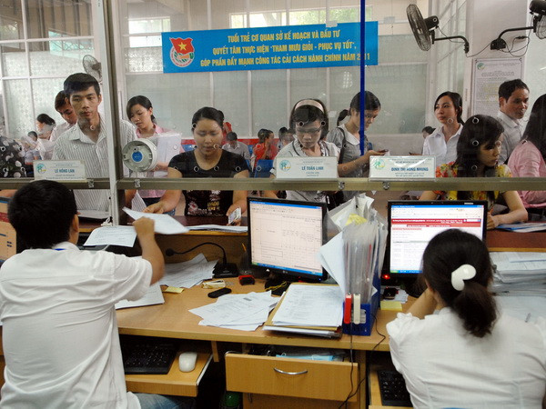 Giải quyết thủ tục hành chính tại Sở Kế hoạch và Đầu tư Hà Nội. (Ảnh: Danh Lam/TTXVN) Tháo gỡ những khúc mắc trong thực hiện Luật Doanh nghiệp ảnh 1