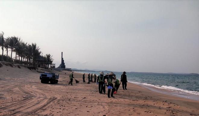 Phú Yên: Cơ bản khắc phục tình trạng dầu vón cục trôi dạt vào bờ biển ảnh 1