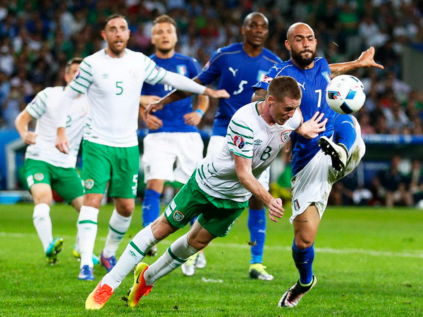 Tình huống tranh bóng quyết liệt của cầu thủ hai đội Italy và Ireland. (Nguồn: EPA/TTXVN) Đội tuyển Italy đối mặt với nguy cơ bị treo giò hàng loạt ảnh 1