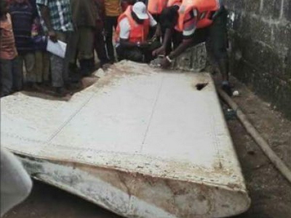 Kiểm tra mảnh vỡ nghi của MH370 tìm thấy ở ngoài khơi Tanzania ảnh 1