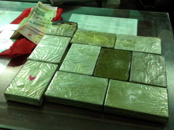 Bắt hai đối tượng người Lào vận chuyển trái phép 34 bánh heroin ảnh 1