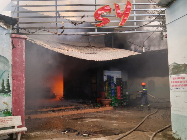 Hỏa hoạn thiêu rụi quán karaoke quy mô lớn ở tỉnh Tiền Giang ảnh 1