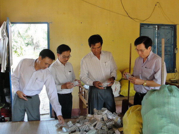 Tiêu hủy trên 100kg thuốc tân dược không rõ nguồn gốc ảnh 1