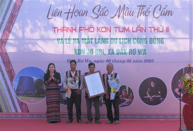 Liên hoan sắc màu thổ cẩm trên thành phố cao nguyên Kon Tum ảnh 3