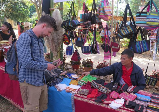 Liên hoan sắc màu thổ cẩm trên thành phố cao nguyên Kon Tum ảnh 2