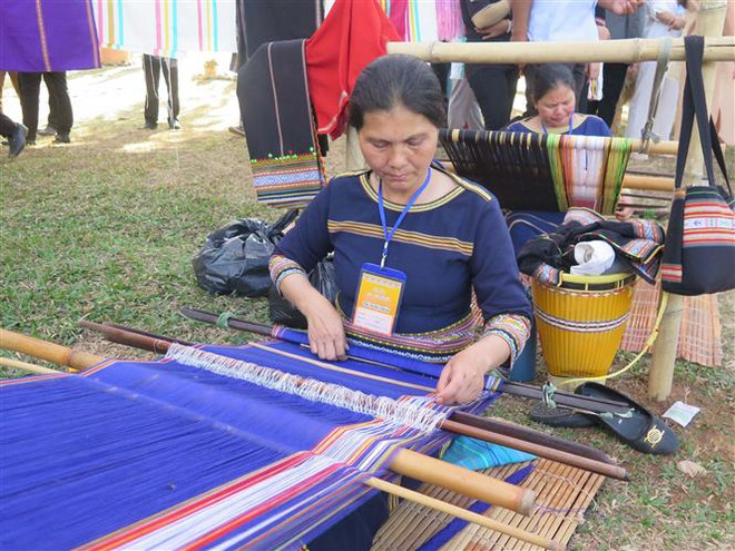 Liên hoan sắc màu thổ cẩm trên thành phố cao nguyên Kon Tum ảnh 1