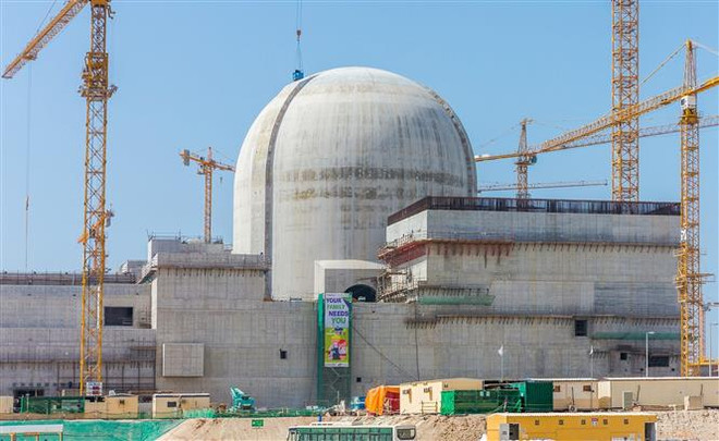 Nhà máy điện hạt nhân Barakah ở gần al-Hamra, phía tây Abu Dhabi, UAE. (Ảnh: AFP/TTXVN) UAE cấp phép vận hành nhà máy điện hạt nhân đầu tiên của thế giới Arab ảnh 1