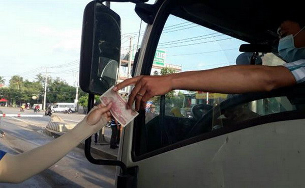 Người dân dùng tiền lẻ mua vé gây ùn tắc Trạm thu phí trên Quốc lộ 1 ảnh 1