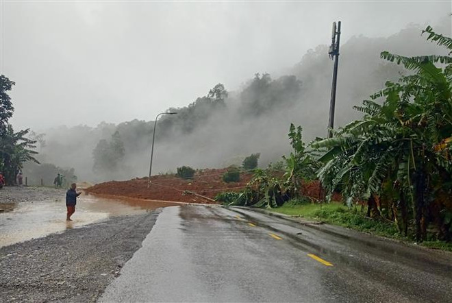 Trạm Cảnh sát Giao thông trên đèo Bảo Lộc bị vùi lấp, 4 người mất tích ảnh 1