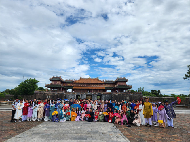 Kiều bào Trẻ trải nghiệm mặc áo dài truyền thống trên đất Cố đô ảnh 1