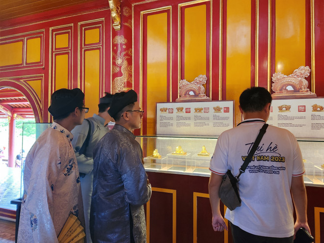 Kiều bào Trẻ trải nghiệm mặc áo dài truyền thống trên đất Cố đô ảnh 2