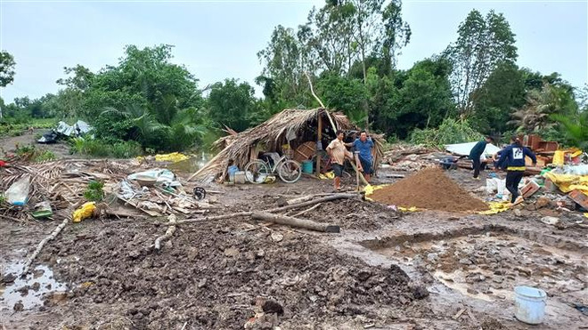 Giông lốc khiến nhiều nhà dân bị sập và hư hại, một người chết ảnh 1