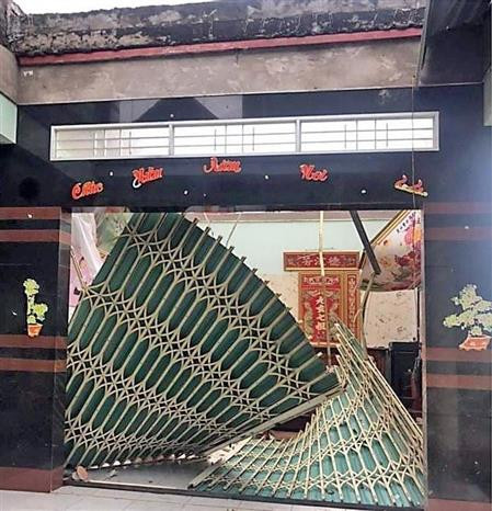 Giông lốc khiến nhiều nhà dân bị sập và hư hại, một người chết ảnh 2