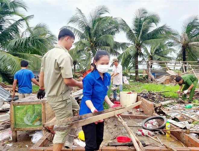 Giông lốc khiến nhiều nhà dân bị sập và hư hại, một người chết ảnh 3
