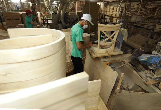 Sản xuất đồ gỗ nội thất xuất khẩu. (Ảnh: Vũ Sinh/TTXVN) Dư địa xuất khẩu của ngành chế biến gỗ và nội thất còn rất lớn ảnh 2