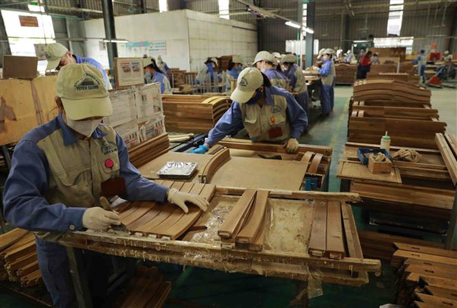 Một dây chuyền sản xuất đồ gỗ xuất khẩu. (Ảnh: Vũ Sinh/TTXVN) Dư địa xuất khẩu của ngành chế biến gỗ và nội thất còn rất lớn ảnh 1