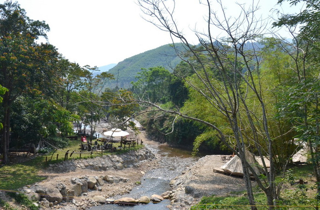 Khu cắm trại Róch Rách Glamping dựng nhiều lều trại lưu trú sát khe suối trên thượng nguồn sông Luông Đông, có nguy cơ mất an toàn vào mùa mưa lũ, sạt lở. (Ảnh: Quốc Dũng/TTXVN) Đà Nẵng: Xử phạt chủ đầu tư dự án du lịch “bêtông hóa” sông Luông Đông ảnh 1