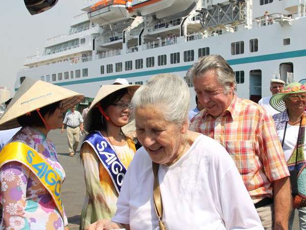 Đón khách du lịch tàu biển quốc tế Amadea tại cảng Sài Gòn. (Nguồn: Ảnh: Tràng Dương/TTXVN) Nhu cầu du lịch Tết trong-ngoài nước đều tăng mạnh ảnh 1