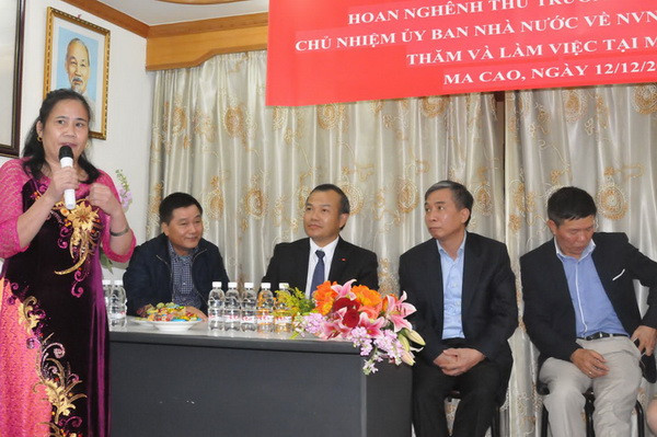 Chủ nhiệm Vũ Hồng Nam (giữa) lắng nghe ý kiến của đại diện bà con. (Ảnh: Xuân Tuấn/Vietnam+) Bảo đảm tốt hơn quyền lợi của người Việt Nam tại Macau ảnh 1