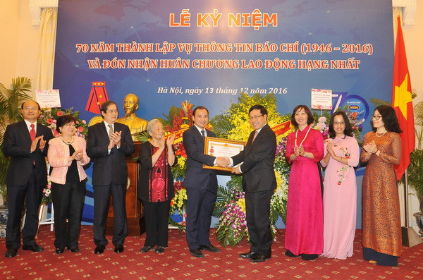 Phó Thủ tướng, Bộ trưởng Bộ Ngoại giao Phạm Bình Minh trao tặng Huân chương Lao động hạng Nhất cho Vụ Thông tin Báo chí, Bộ Ngoại giao. (Ảnh: Nguyễn Khang/TTXVN) Xây dựng đội ngũ cán bộ thông tin đối ngoại bản lĩnh, sáng tạo ảnh 1