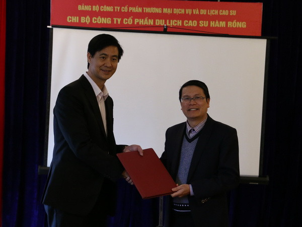 Giám đốc Công ty Cổ phần Du lịch Cao su Hàm Rồng bàn giao Giấy chứng nhận quyền sử dụng đất, Giấy chứng nhận đầu tư Khu du lịch sinh thái Hàm Rồng cho Phó Giám đốc Sở Kế hoạch và Đầu tư tỉnh Lào Cai. (Ảnh: Hồng Ninh/TTXVN) Sa Pa tiếp nhận khu du lịch Hàm Rồng từ Tập đoàn Cao su ảnh 1