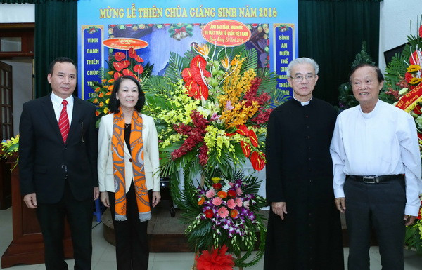 Bà Trương Thị Mai tặng hoa chúc mừng Ủy ban Đoàn kết Công giáo Việt Nam. (Ảnh: Phương Hoa/TTXVN) Trưởng Ban Dân vận Trung ương chúc mừng Ủy ban đoàn kết Công giáo ảnh 1