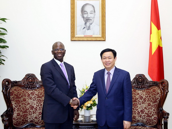 Phó Thủ tướng Vương Đình Huệ và ông Ousmane Dione, Giám đốc WB tại Việt Nam. (Nguồn: baochinhphu.vn) WB sẵn sàng hỗ trợ Việt Nam cải cách doanh nghiệp Nhà nước ảnh 1