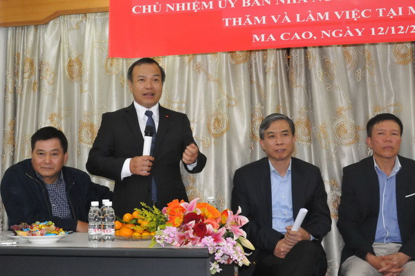 Chủ nhiệm Vũ Hồng Nam cặn dặn bà con người Việt tại Macau. (Ảnh: Xuân Tuấn/Vietnam+) Bảo đảm tốt hơn quyền lợi của người Việt Nam tại Macau ảnh 2